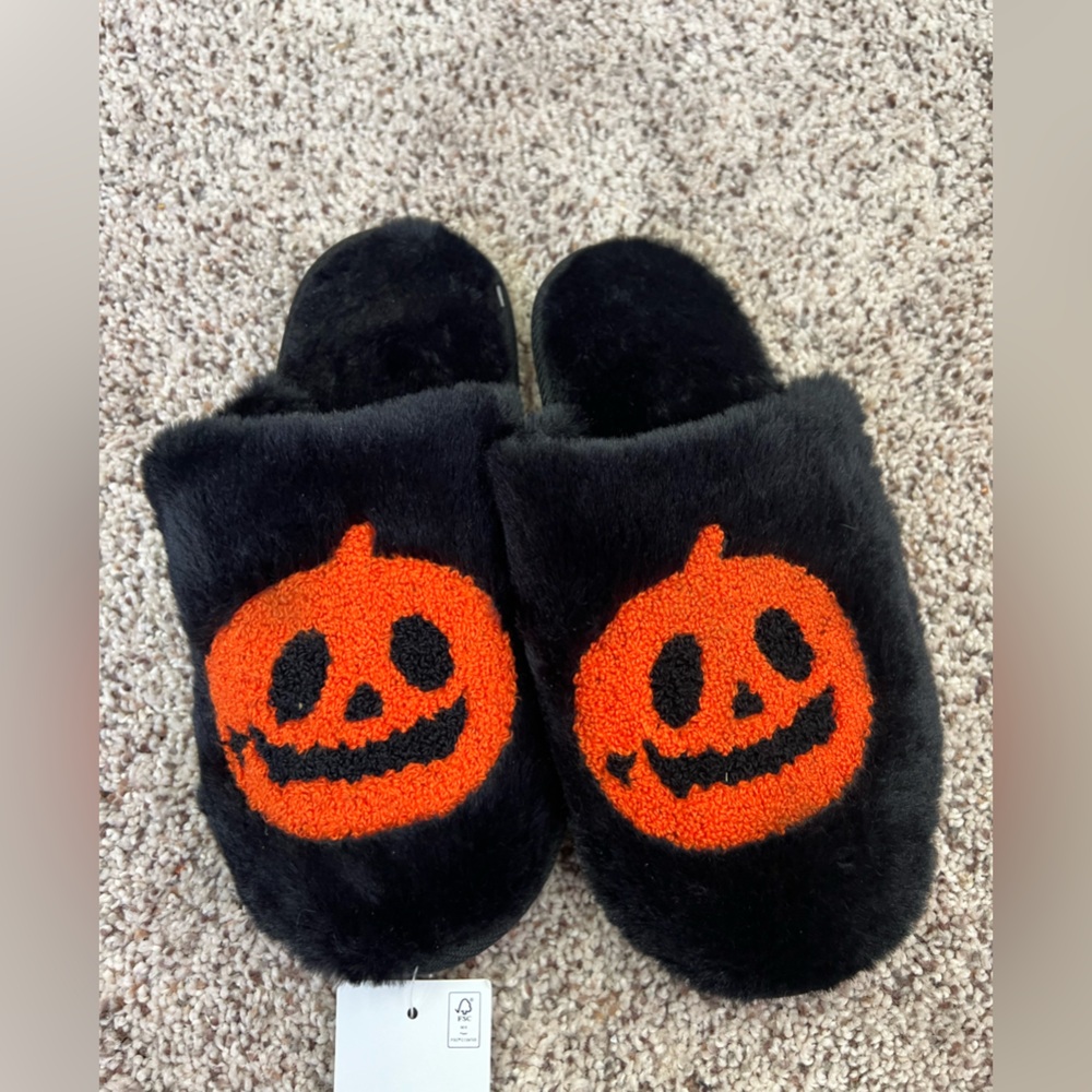 NEW I AM PUMPKIN SLIPPERS SIZE: 6/7